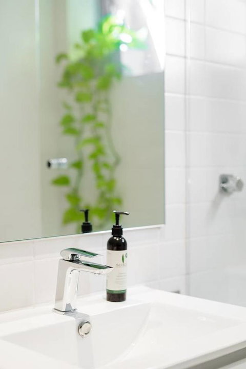 Waterfront Apartment Brimming With Inspirational Artwork - Accommodation Port Hedland 24