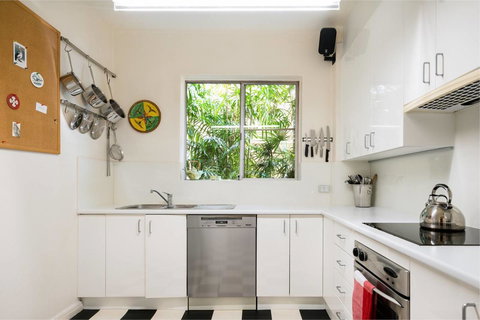 Waterfront Apartment Brimming With Inspirational Artwork - Accommodation Port Hedland 10