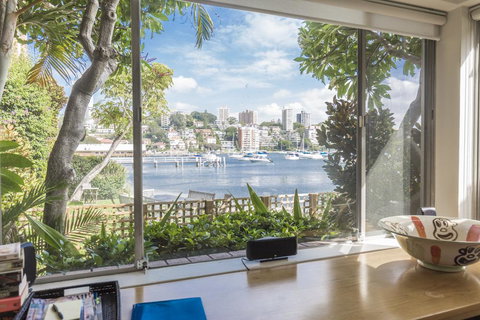 Waterfront Apartment Brimming With Inspirational Artwork - Accommodation Port Hedland 7