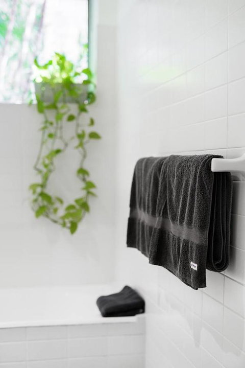 Waterfront Apartment Brimming With Inspirational Artwork - Accommodation Port Hedland 25