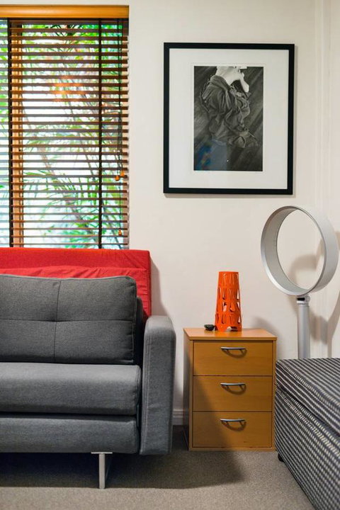 Waterfront Apartment Brimming With Inspirational Artwork - Accommodation Port Hedland 11