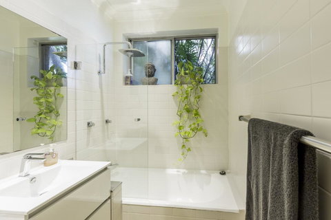 Waterfront Apartment Brimming With Inspirational Artwork - Accommodation Port Hedland 2