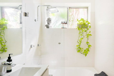 Waterfront Apartment Brimming With Inspirational Artwork - Accommodation Port Hedland 8