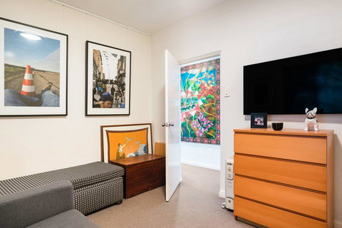 Waterfront Apartment Brimming With Inspirational Artwork - Accommodation Port Hedland 22