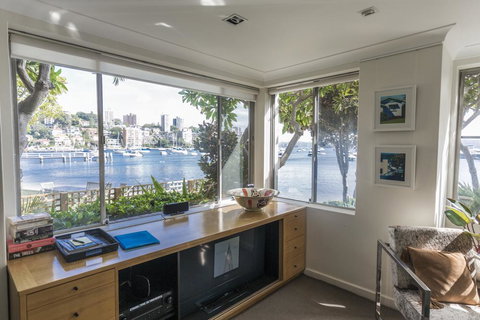 Waterfront Apartment Brimming With Inspirational Artwork - Accommodation Port Hedland 5