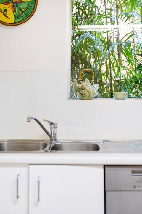 Waterfront Apartment Brimming With Inspirational Artwork - Accommodation Port Hedland 15