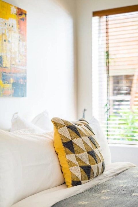 Waterfront Apartment Brimming With Inspirational Artwork - Accommodation Port Hedland 20