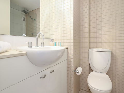 Lower Bridge And Sails - Executive 2BR Darlinghurst Apartment With Balcony And Rooftop Views - Accommodation Port Hedland 10