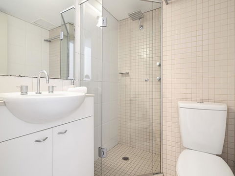 Lower Bridge And Sails - Executive 2BR Darlinghurst Apartment With Balcony And Rooftop Views - Accommodation Port Hedland 9