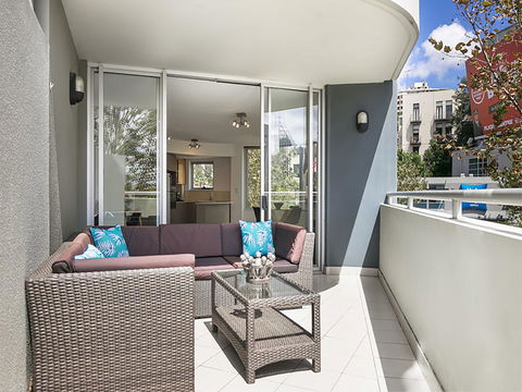 Lower Bridge And Sails - Executive 2BR Darlinghurst Apartment With Balcony And Rooftop Views - Accommodation Port Hedland 5