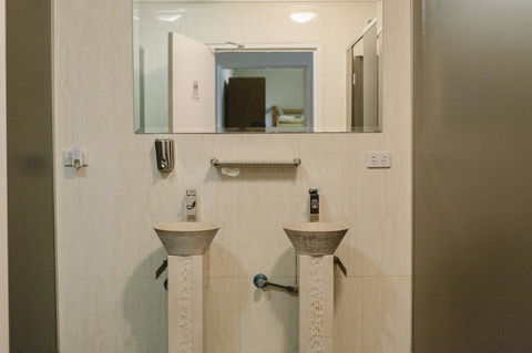Mad Monkey Broadway - Accommodation Port Hedland 31