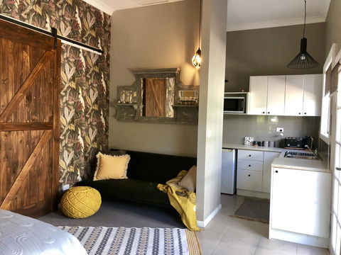 Chanticleer Gardens Barn Cottage With A Pool - Accommodation Port Hedland 19