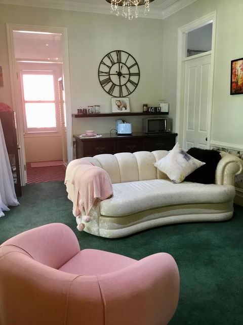 Chanticleer Gardens Barn Cottage With A Pool - Accommodation Port Hedland 41