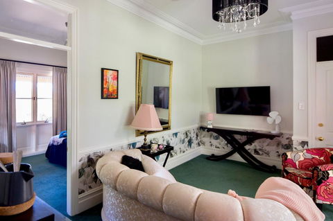 Chanticleer Gardens Barn Cottage With A Pool - Accommodation Port Hedland 44