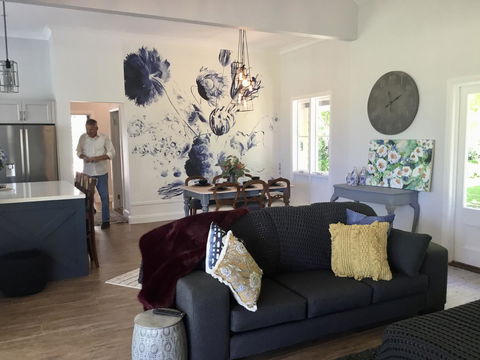 Chanticleer Gardens Barn Cottage With A Pool - Accommodation Port Hedland 13