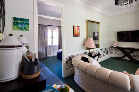 Chanticleer Gardens Barn Cottage With A Pool - Accommodation Port Hedland 43