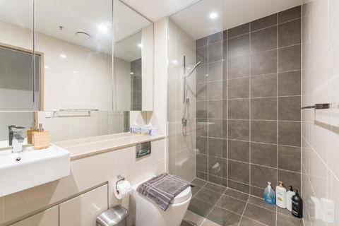 Sydney CBD Modern 2 Bedroom Apartment + Free Car Parking - Accommodation Port Hedland 16