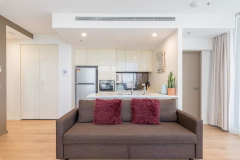 Sydney CBD Modern 2 Bedroom Apartment + Free Car Parking - Accommodation Port Hedland 4