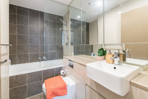 Sydney CBD Modern 2 Bedroom Apartment + Free Car Parking - Accommodation Port Hedland 17