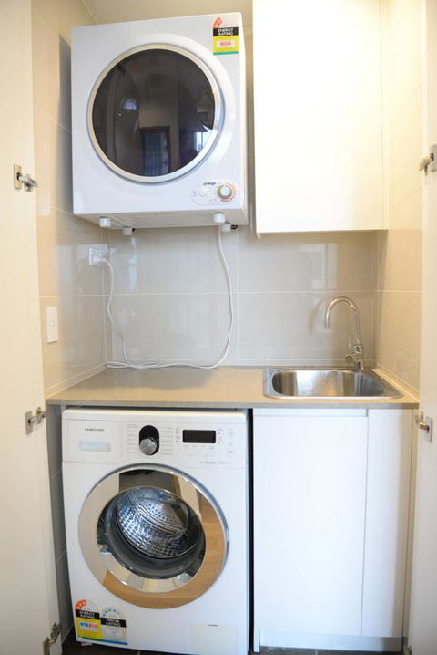 Sydney CBD Modern 2 Bedroom Apartment + Free Car Parking - Accommodation Port Hedland 26