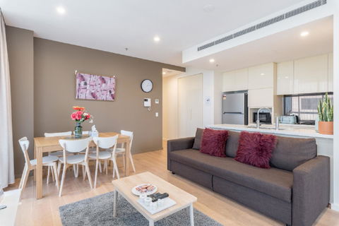 Sydney CBD Modern 2 Bedroom Apartment + Free Car Parking - Accommodation Port Hedland 3