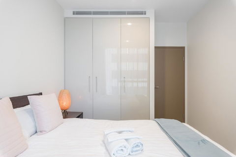 Sydney CBD Modern 2 Bedroom Apartment + Free Car Parking - Accommodation Port Hedland 12