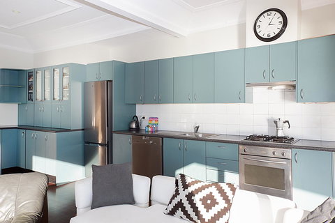 Art Deco Apartment With Breathtaking Water Views - Accommodation Port Hedland 4