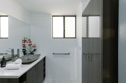 CitySide Apartment - 2 Bedroom With Private Courtyard - Accommodation Port Hedland 21