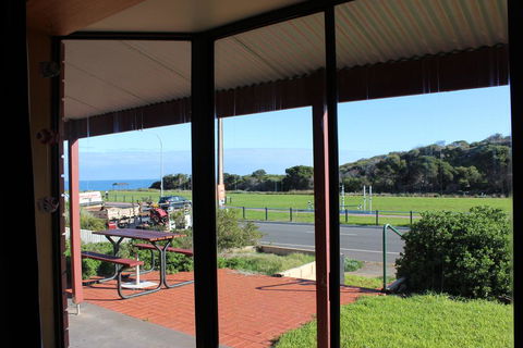 Bott's Beach Retreat - Accommodation Port Hedland 0