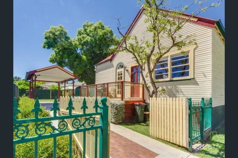Bright 3-bedroom Apartment - Central Armidale - Accommodation Port Hedland 0