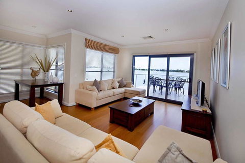 Brookwater- Waterfront On Lake Mulwala - Accommodation Port Hedland 1