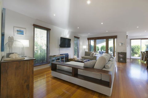 Canterbury Villa Family Friendly Home, Walk To Beach And Village, Pool - Accommodation Port Hedland 3