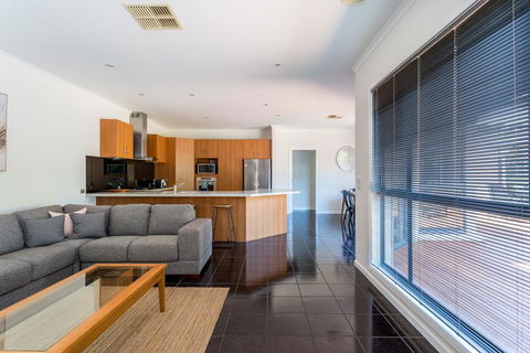 Caxton Beach House - Hot Tub Spa - Accommodation Port Hedland 2