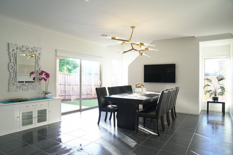 Classic 6BRM Villa In Melbourne - Accommodation Port Hedland 2