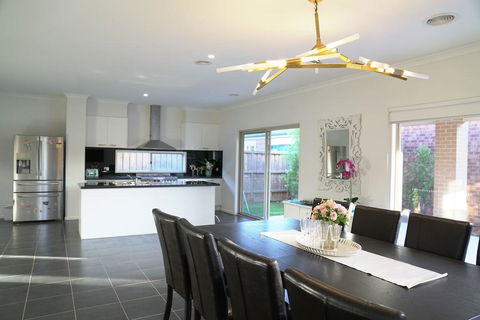 Classic 6BRM Villa In Melbourne - Accommodation Port Hedland 0