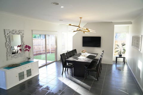 Classic 6BRM Villa In Melbourne - Accommodation Port Hedland 3