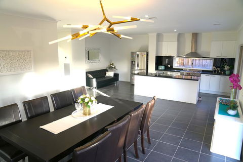Classic 6BRM Villa In Melbourne - Accommodation Port Hedland 1