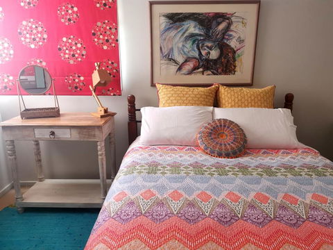 Colourful Creative Artist House Glen Waverley - Accommodation Port Hedland 2