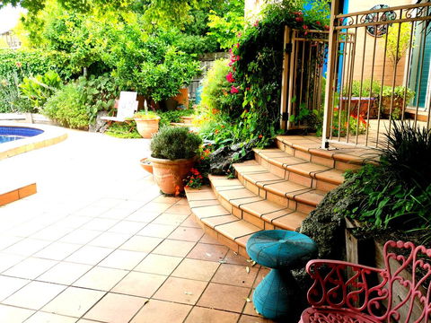 Colourful Creative Artist House Glen Waverley - Accommodation Port Hedland 1