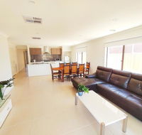 Comfortable 5BR House 6mins to Werribee Station.Great Ocean Road tourist stopover - Accommodation Port Hedland