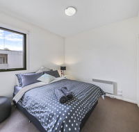 Comfy 2BR Suite Near Flemington Races FREE Parking - Accommodation Port Hedland