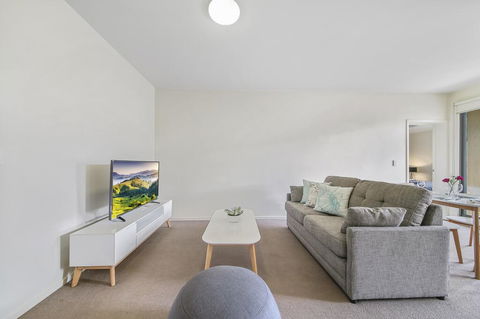 Comfy 2BR Suite Near Flemington Races, FREE Parking - Accommodation Port Hedland 1