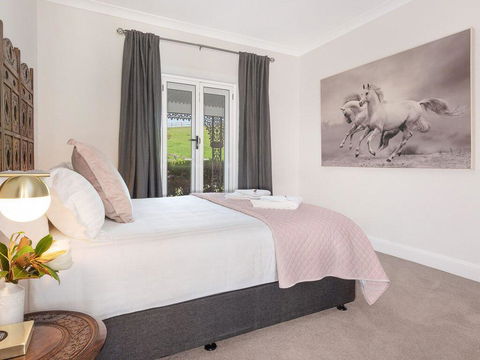 Cowley House - Stunning Entertainer, Views, Pool - Accommodation Port Hedland 3
