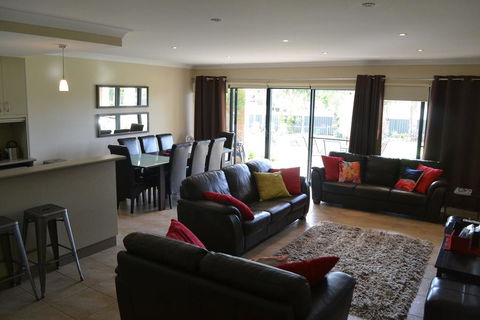 ELSINOR Townhouse 8 Mulwala - Accommodation Port Hedland 2