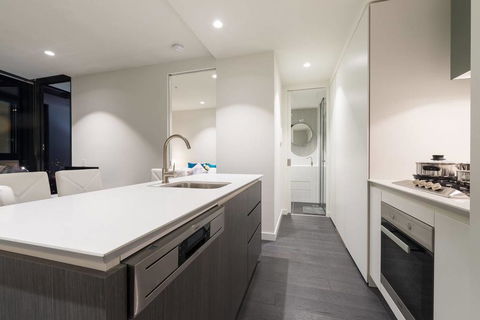EQ Tower Luxury 2 Bedroom Skyline CBD Apartment - Accommodation Port Hedland 3