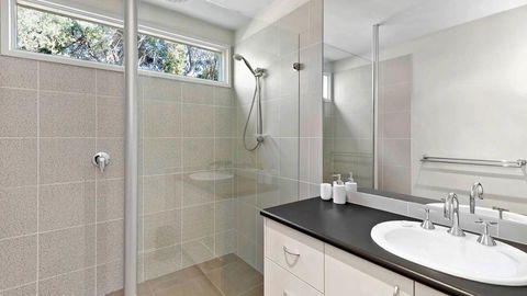 FLORENCE HOUSE Sundrenched Luxury With Pool & Deck - Accommodation Port Hedland 1