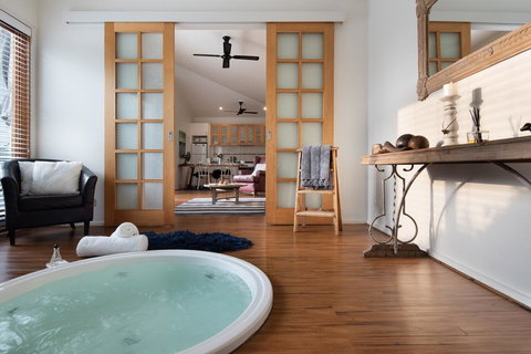 Gables Bend Spa Villa - Accommodation Port Hedland 0