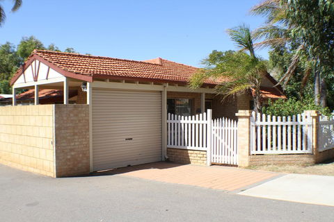 Geraldton Luxury Retreat 2 - Accommodation Port Hedland 0