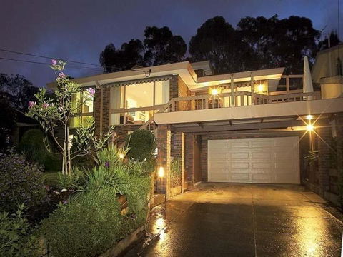 Great Views/Location 5 Bedrooms In Glen Waverley - Accommodation Port Hedland 0