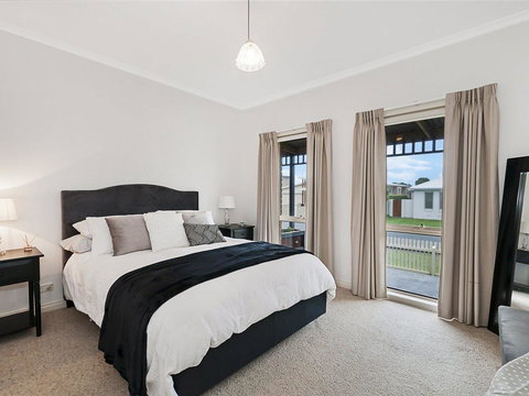 GUILDFORD COTTAGE - Accommodation Port Hedland 0